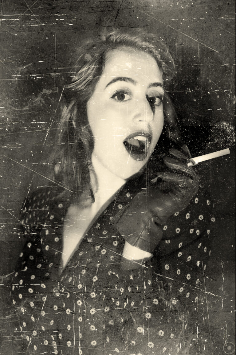 Ritratto fotografico in bianco e nero stile noir anni '40 con effetto pellicola rovinata e grana vintage; la modella indossa un abito d'epoca e un cappellino con veletta, immersa in un'atmosfera cinematografica carica di ombre.